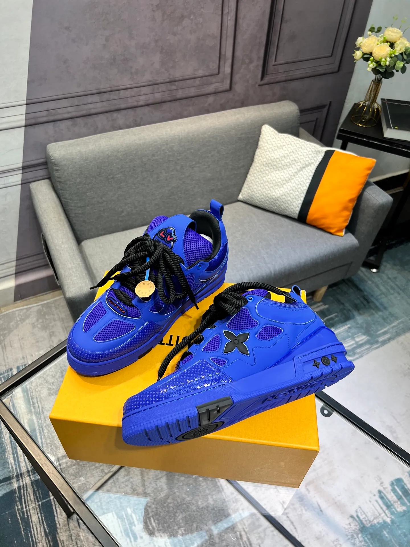 Men's men's shoes💰800 LV top version new style purchasing quality LV~Louis Vuitton LV TRAINER's best-looking sneakers, donkey brand strongly promotes new products, official website limited edition retro basketball sneakers! Both high-top and low-top models spent money to purchase 1:1 accurate reproductions of the originals. The details are invincible and full of sincerity. The imported custom-made original cowhide leather is the same as the original package. The details are 100% restored. The private model customizes the original one-piece TPU outsole. It is different from other brands. Without the original version, this effect cannot be achieved!                Men's and women's models 35-40 39-45 (46 is custom-made and cannot be returned or exchanged)